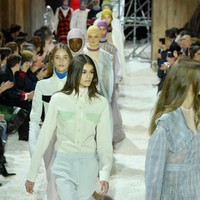 Kemeja koboi yang menjadi signature style Raf untuk Calvin Klein kembali ditampilkan. Kali ini dalam nuansa monokromatik seperti yang dipakai oleh model Kaia Gerber. (Foto: Dimitrios Kambouris/Getty Images)