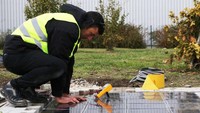 Trotoar masa depan ini dibuat oleh beberapa startup Hungaria di Budapest. Saat ini mereka sudah memasang  trotoar panel surya seluas 50 kaki persegi atau sekitar 150 sentimeter. Istimewa/Inhabitat.