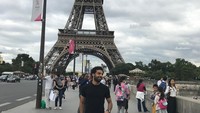 Kalau yang ini, gaya Salah di Paris dengan latar belakang Menara Eiffel (mosalah22/Instagram)
