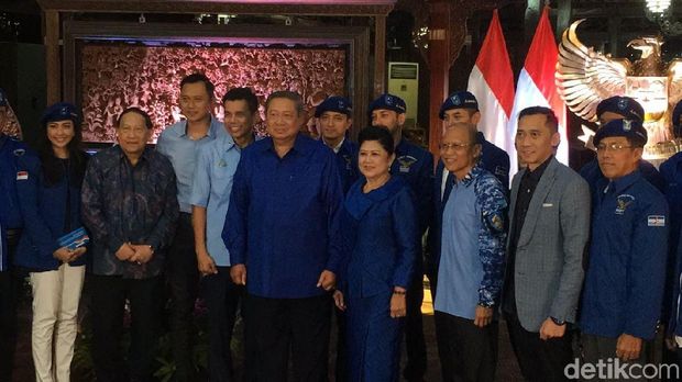 Chris John, Fauzi Baadilah hingga Taufik Hidayat Resmi Jadi Kader PD