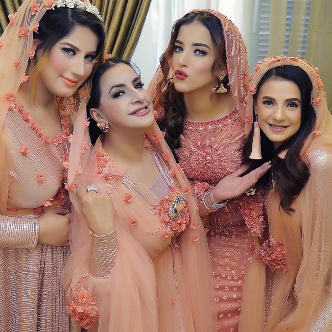 Memasuki acara pengajian, Tasya Farasya memilih busana berwarna peach dengan veil bertabur payet. Keluarganya pun kompak memakai busana berwarna sama dengan taburan payet yang tak kalah cetar. Foto: Instagram