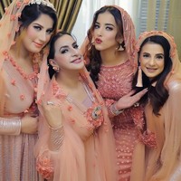 Memasuki acara pengajian, Tasya Farasya memilih busana berwarna peach dengan veil bertabur payet. Keluarganya pun kompak memakai busana berwarna sama dengan taburan payet yang tak kalah cetar. Foto: Instagram