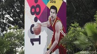 Beragam poster, spanduk dan mural bertemakan tentang Asian Games 2018 disepanjang jalan kawasan Senayan, Jakarta.