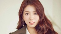 Posisi ketiga ada Park Shin Ye yang muncul lewat drama Stairway to Heaven. (Dok. Instagram/park.shinhye)