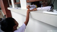 Petugas kemudian akan menstempel tangan calon penonton.