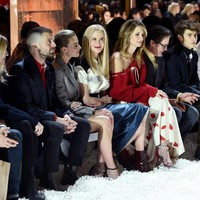 Sejumlah wajah kondang terlihat di fashion show Calvin Klein. Duduk di barisan depan, para aktris ternama seperti Nicole Kidman, Margot Robbie dan Laura Dern. (Foto: Dimitrios Kambouris/Getty Images)