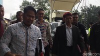 Zumi tak banyak bicara sesaat sebelum menuju ke lobi KPK. Masuk dulu ya, nanti dulu ya, ucap Zumi.