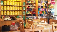 Tempat teh disusun rapih tepat di samping rak berisi koleksi benang warna-warni, menambah kesan hidup dan ceria dalam interior tempat  ini. Foto: Istimewa