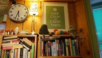 Tumpukan buku yang menempel di dinding lengkap dengan boneka rajutan, menambah kesan nyaman dan homey di dalam tempat ini. Foto: Istimewa