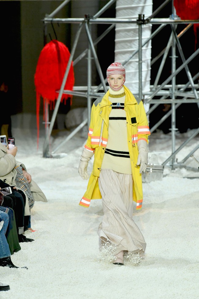 Jaket pemadam juga dibuat lebih trendi dalam siluet mantel dan parka. Sesekali berpadu dengan dress sehingga menciptakan kesan feminin pada pemakainya. (Foto: Slaven Vlasic/Getty Images)