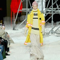 Jaket pemadam juga dibuat lebih trendi dalam siluet mantel dan parka. Sesekali berpadu dengan dress sehingga menciptakan kesan feminin pada pemakainya. (Foto: Slaven Vlasic/Getty Images)