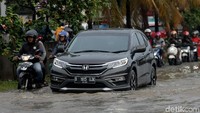 Kemacetan ini disebabkan oleh banyaknya genangan air setinggi 20-30 cm dibeberapa ruas jalan.