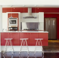 Warna-warna terang dan solid pada dapur banyak muncul di akhir 2017 dan masih terus jadi tren di awal 2018. Pilih warna yang paling kamu sukai sebagai aksen untuk memperindah dapur. Foto: Thinkstock