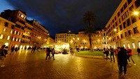 Saat malam tiba, nikmati juga suasana dan berbaur dengan warga lokal Roma. Tapi awas hati-hati, banyak copet dan juga penipuan. (Ardhi/detikTravel)
