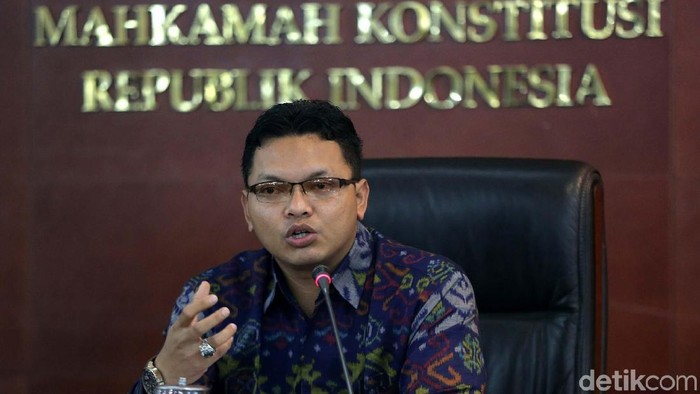 Juru Bicara MK Fajar Laksono menyampaikan keterangan pers mengenai putusan pengujian UU MD3 terkait hak angket DPR di Gedung MK, Jakarta, Kamis (15/2).