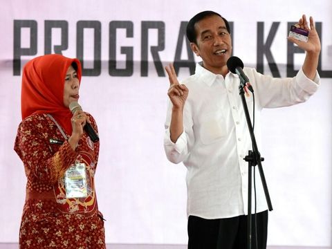 Jokowi juga menyerahkan PKH kepada 1.500 keluarga penerima manfaat.