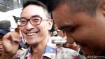 Usai Diperiksa KPK, Zumi Zola Cengengesan Aja