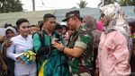 Aksi Romantis Prajurit TNI Lamar Kekasihnya Usai Terjun Payung