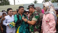 Momen yang tak terduga pemasangan cincin dan penyerahan bunga di tengah lapangan dan disaksikan oleh ribuan pasang mata.