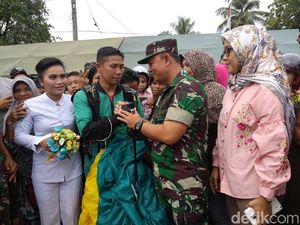 So Sweet! Anggota TNI di Palopo Lamar Kekasihnya Usai Terjun Payung