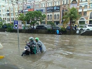 Banjir 50 Cm di Kelapa Gading, Banyak Motor Mogok
