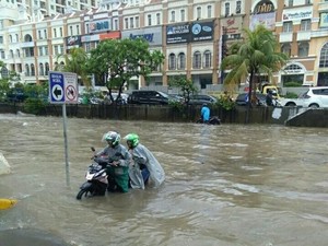 Banjir 50 Cm di Kelapa Gading, Banyak Motor Mogok