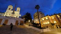 Waktu terbaik untuk ke sini yaitu saat sore menjelang malam, suasana The Spanish Steps masih cukup sepi. Bisa foto-foto deh! (Ardhi/detikTravel)