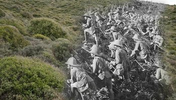 Pasukan Inggris mengendap endap di Galipoli pada masa Perang Dunia pertama. Foto: Getty Images