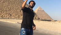 Karena orang Mesir, Salah sudah pasti suka berkunjung ke Piramida. Sekaligus promosi pariwisatanya ya? (mosalah22/Instagram)
