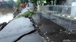 Petugas Tangani Retakan Jalan di Kampung Berlan