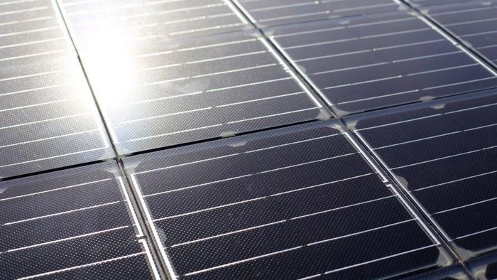 Perkembangan mobil listrik di Eropa terus berkembang. Bahkan untuk memfasilitasi kebutuhan energinya saat ini sudah ada trotoar panel surya.