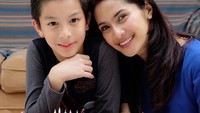 Duh, pose manis Maudy dan Eddy ini bikin meleleh. Apalagi di keterangan foto Maudy mengaku Eddy adalah kado ulang tahun terindah di hidupnya. Foto: Instagram maudykoesnaedi