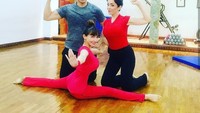 Kebugaran tubuh Roro terbukti ketika di layar kaya ia bisa berdansa dengan lincah melakukan split sempurna. (Foto: Instagram/roro.fitria1989)