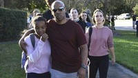Publik Florida berduka atas penembakan brutal di Marjory Stoneman Douglas High School di Parkland, Florida pada Rabu (14/2) waktu setempat. Penembakan itu menewaskan 17 orang tewas. Foto: AFP PHOTO/Michele Eve Sandberg
