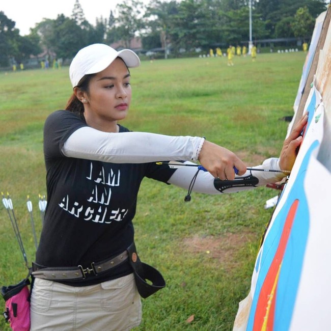 Wanita cantik ini merupakan mahasiswa lulusan Universitas Airlangga Surabaya mengambil jurusan hukum. Foto: Instagram