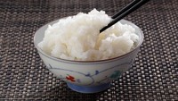 Saat menggunakan sumpit, jangan meletakkannya vertikal di atas makanan. Pasalnya hal ini melambangkan pemakaman bagi orang China. Foto: iStock