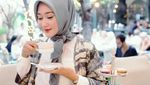 Berpose dengan Makanan, Dian Pelangi Tetap Tampil Modis