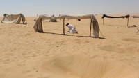 Di gurun pasir Kota Siwa, Mesir, terhampar tenda untuk orang-orang yang ingin terapi mandi pasir. Konon, terapi ini baik untuk kesehatan mereka. (Asmaa Waguih/Reuters)