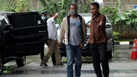 Mereka langsung dibawa ke ruang pemeriksaan di lantai 2. Mereka akan menjalani pemeriksaan hingga maksimal 24 jam untuk menentukan status hukumnya.