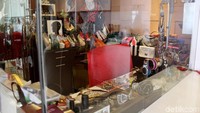 Ia bahkan sampai membuat ruangan sendiri dengan sekat kaca untuk barang-barang kesayangannnya itu. (Dok. detikHOT)