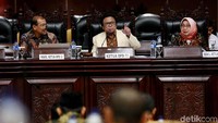 Oesman Sapta Odang saat memimpin sidang paripurna penutupan masa persidangan III Tahun Sidang 2017-2018.