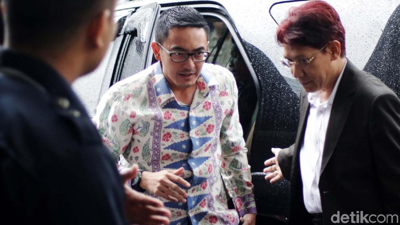 Zumi Zola Didakwa Setor Duit Ketok Palu Rp 16,4 Miliar ke DPRD Zumi Zola Didakwa Setor Duit Ketok Palu Rp 16,4 Miliar ke DPRD