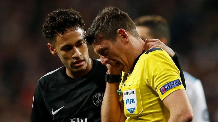 Soccer Football - Champions League Round of 16 First Leg - Real Madrid vs Paris St Germain - Santiago Bernabeu, Madrid, Spain - February 14, 2018  Paris Saint-Germain’s Neymar checks on referee Gianluca Rocchi after he sustains an injury  REUTERS/Stringer