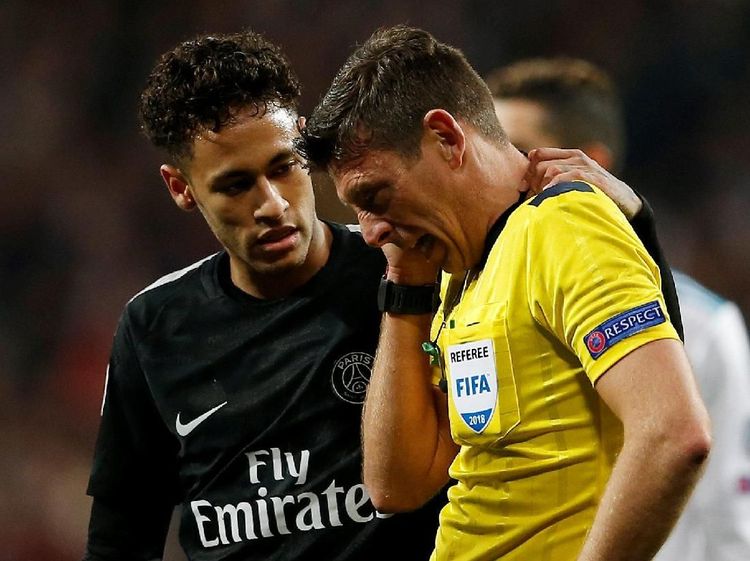Foto: Saat Bola Tendangan Neymar Hantam Muka Wasit