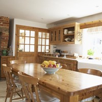 Material kayu juga jadi favorit di tren desain interior dapur 2018. Baik itu utuk meja makan dan kursi, kabinet, maupun lantai dapur. Memunculkan nuansa rustic yang stylish. Foto: Thinkstock