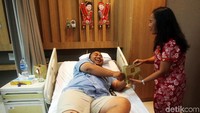 Momen saat pihak rumah sakit memberikan buah jeruk kepada pasien.