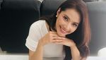 Cantiknya Awet! Ini Potret Maudy Koesnaedi Sedang Mencicip Makanan Enak