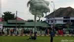 Aksi Romantis Prajurit TNI Lamar Kekasihnya Usai Terjun Payung