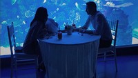 Romantisnya Daniel dan Mikha kala makan malam dikelilingi ikan-ikan. (Dok. Instagram/miktambayong)