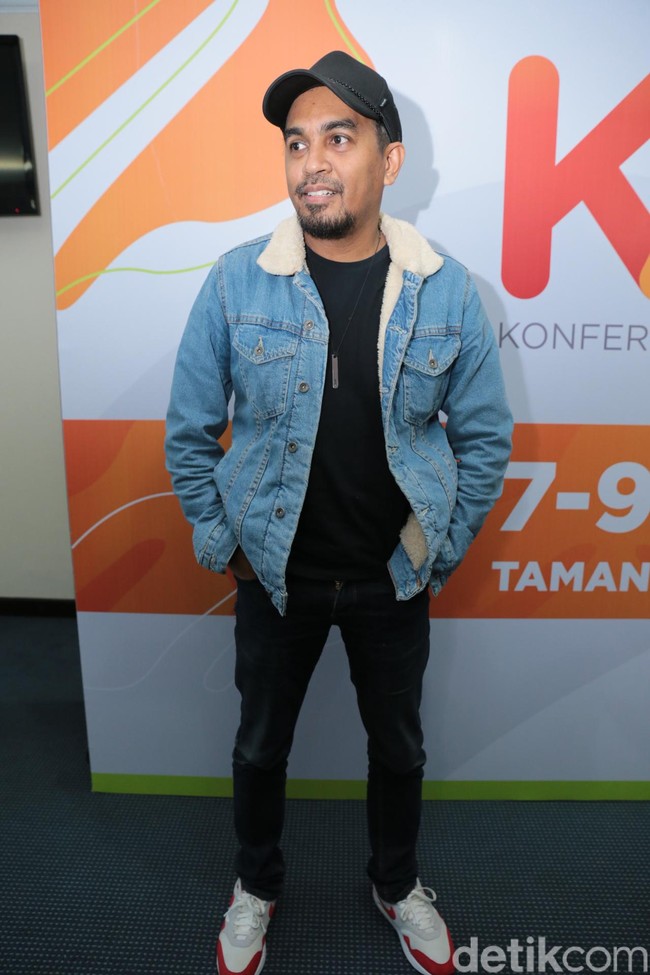 Tak cuma topi fedora, Glenn juga pernah terlihat bersolek dengan topi model lain. Ada topi baret bergaya urban, tidak ketinggalan juga truck hat. (Foto: Ismail/detikHOT)